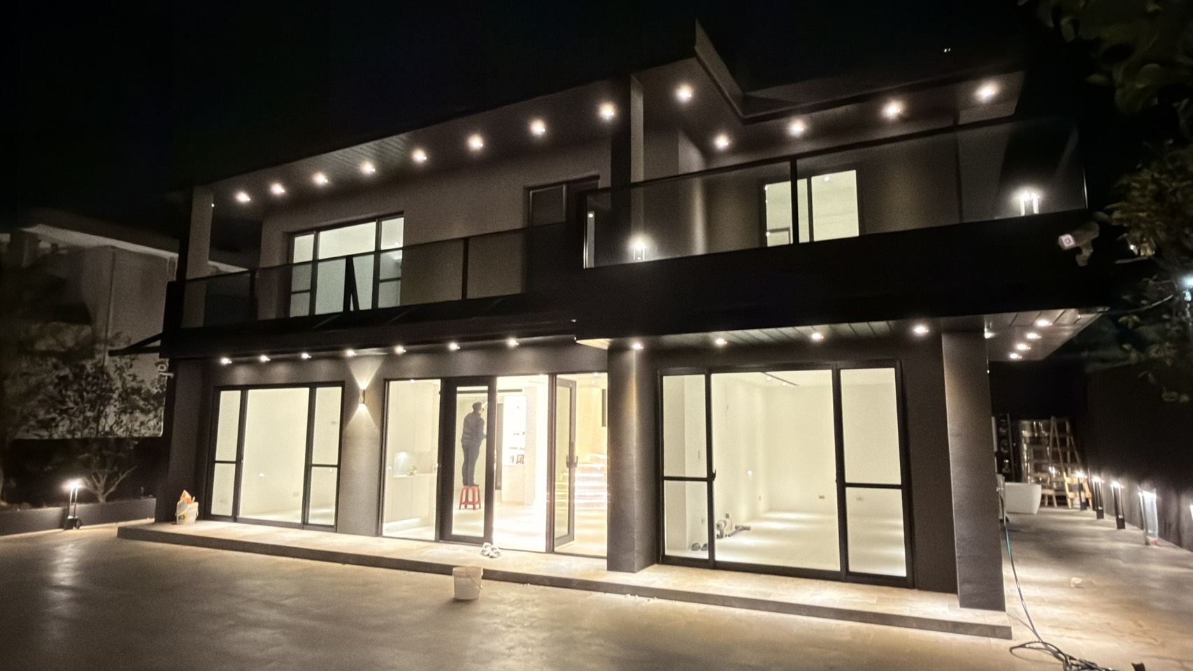 住宅外觀與夜間照明工程完工照